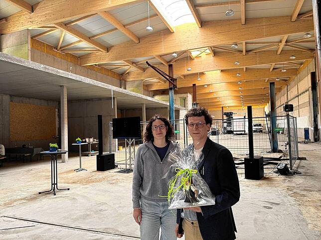 Blick in die neue Halle. Im Bild Xenia und Yannik Tschamber.