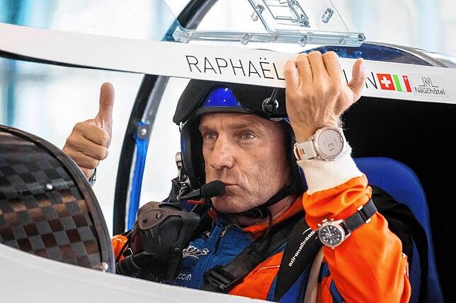 Daumen hoch! Der Schweizer Pilot Raphael Domjan bricht den Höhenrekord für Solarflugzeuge.
