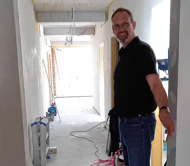 Architekt Ernesto Preiser am Durchgang, der im Obergeschoss den von der Feuerwehr und den von anderen Einrichtungen genutzten Teil des ...