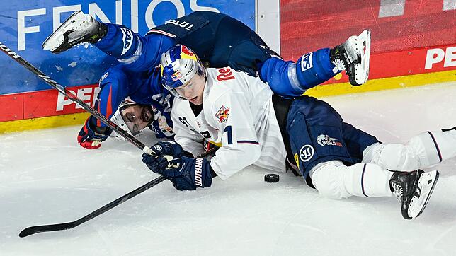 Mannheims Luke Esposito (l) kam nach einem Bodycheck ins Krankenhaus. (Archivbild)