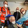 Hans-Joachim Schrödter aus Rickenbach wurde Mitte Februar im eigenen Dorf geimpft (weiter im Bild v.l.: Florian Sprinzl vom DRK, ...