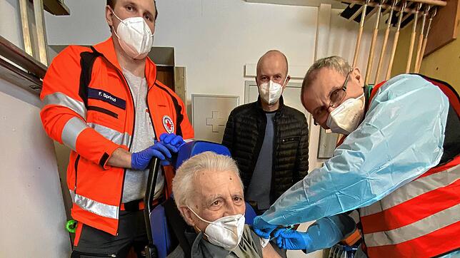Hans-Joachim Schrödter aus Rickenbach wurde Mitte Februar im eigenen Dorf geimpft (weiter im Bild v.l.: Florian Sprinzl vom DRK, ...