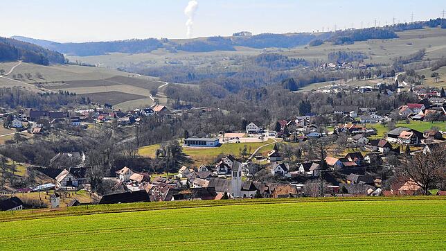 Auf der Anhöhe Richtung Römerweg ist das weit verzweigte Untermettingen und Muhren östlich zu sehen, Endermettingen liegt gegenüber und ...