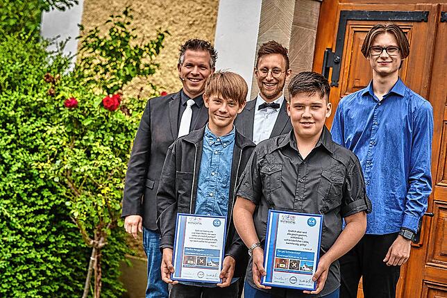 Zwei Jungen sind in der evangelischen Kirche Stühlingen konfirmiert worden. Von links: Pfarrer David Brunner, Marlon Ringgeler, ...