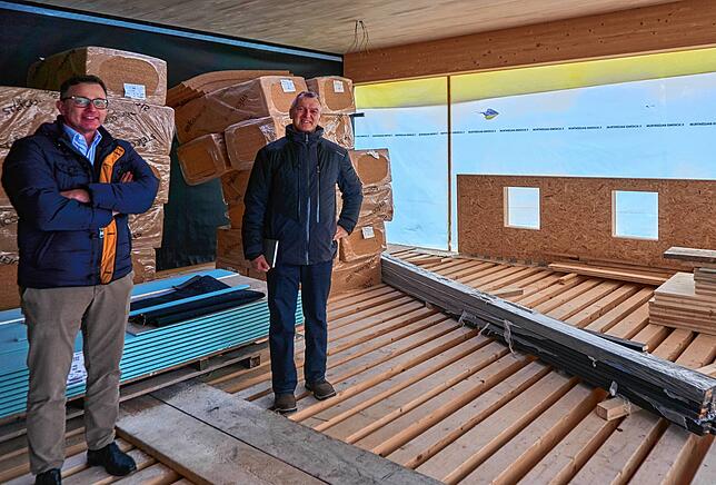 Luftig: Der überdachte Außenbalkon in Richtung Nord-Ost ist ein zusätzlicher Spielbereich für den Sommer. Dabei haben Abteilungsleiter ...