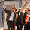 Die Exponate werden alle auf Stelen in Halbkreisformation präsentiert. Bei der Vernissage führte Kurator Peter Exner in die Ausstellung ...