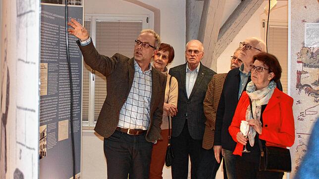Die Exponate werden alle auf Stelen in Halbkreisformation präsentiert. Bei der Vernissage führte Kurator Peter Exner in die Ausstellung ...