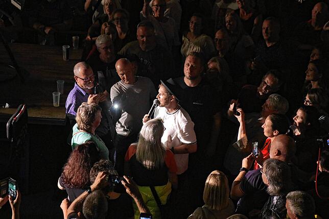Johannes Oerding geht bei seinen Konzerten gerne auf Tuchfühlung mit den Fans, hier bei einem Konzert in Radolfzell im September 2022.