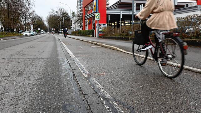 Das Teilstück der Max-Stromeyer-Straße zwischen Oberlohnkreisel und De-Trey-Straße soll im zweiten Quartal 2024 saniert werden. Auch ...