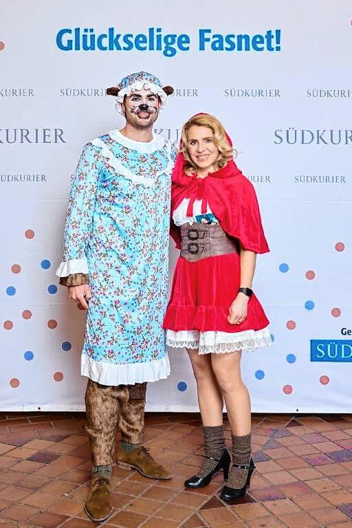 Bild 22: Bilder der SWR-Fasnacht: Narren glänzen vor der SÜDKURIER-VIP-Wand im Konzil