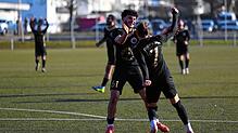 Volkan Bak (rechts), Dreh- und Angelpunkt beim Türk. SV Singen feiert den 2:1-Erfolg über den VfR Hausen mit Muhammed Emin Demir.