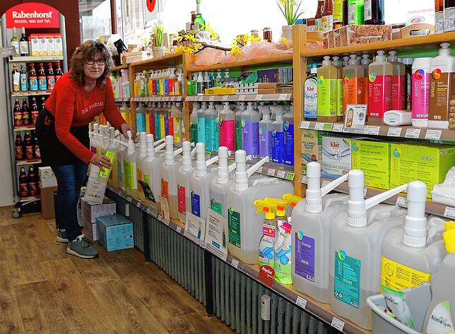 Iris Hasenfratz füllt in der Bio-Ecke in Löffingen Waschmittel nach. Dieses Angebot werde sehr gut angenommen, sagt sie. Neben Plastik ...