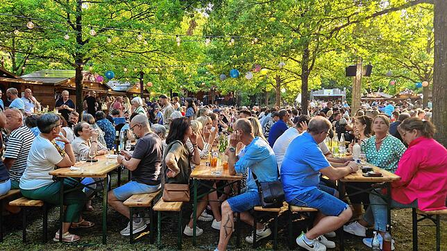 Viele Besucher haben ihren Weg ins Eichenhain gefunden, um ein Tröpfchen Wein zu genießen, so wie hier am Samstag.