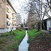 Zur Sicherheit: Vor dem Gebäude Blarerstraße 49 (links) soll eine Schutzwand gebaut werden, falls der Grenzbach über die Ufer tritt.