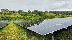Auf Hilzinger Gemarkung könnte schon bald eine Freiflächensolaranlage wie hier im Beispiel einer Anlage in Radolfzell entstehen.