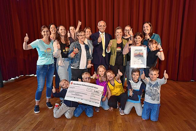 Die Axel-Strecker-Grundschule Neuhausen erhält 5000 Euro. Daumen hoch zeigt Fritz Link, Bürgermeister von Königsfeld (Mitte).