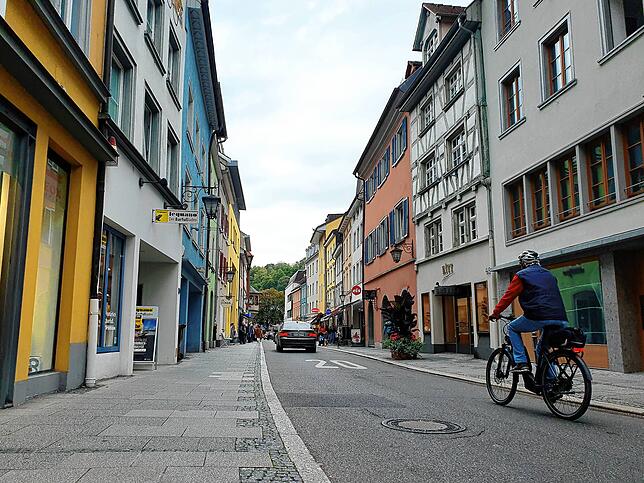 Blick in die Christophstraße in Überlingen: Ein trostloses Bild mit zahlreichen leerstehenden Geschäften auf beiden Straßenseiten.