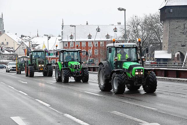 Bild 13: Traktoren umrunden die Stadt: Jetzt demonstrieren die Landwirte auch in Konstanz!