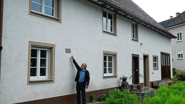 Bis zu dieser Marke am Haus von Josef Schwemmer in der Auchbachstraße 10 im Achdorfer Ortsteil Aselfingen stieg das große Hochwasser vor ...