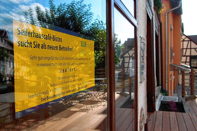 An der großen Fensterfront des Hauses ist neben dem Hinweis auf die Schließung ein Schild angebracht, mit dem Familie Muffler nach neuen ...