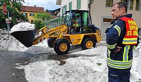 Ein Hagelschauer ging am 1. Juli über Sipplingen nieder. Feuerwehr und Bauhof beseitigten die dabei entstandenen Haufen, die sonst die ...