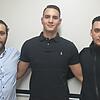 Villingens Neuzugang Fabio Liserra (mitte) mit FC 08-Sportvorstand Arash Yahyaijan (links) und Sportdirektor Marcel Yahyaijan.