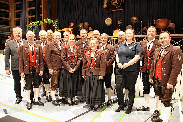 Unser Bild zeigt von links: Bezirksvorsitzender Anton Böll, Hermann Bezikofer, Karl-Josef Hübschle, Stefan Burth, Eugen Burth, Gregor ...