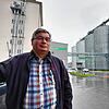 Regionalleiter Edgar Isele vom von der ZG Raiffeisen steht vor den riesigen Lagersilos (rechts im Bild) in Donaueschingen. Dort finden ...