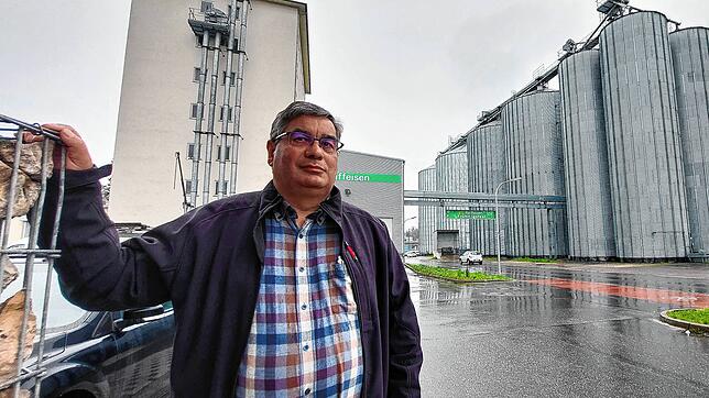 Regionalleiter Edgar Isele vom von der ZG Raiffeisen steht vor den riesigen Lagersilos (rechts im Bild) in Donaueschingen. Dort finden ...