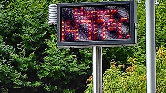 Die Wassertemperatur an der Mole wird mit 1470 Grad angezeigt. Trotz Klimawandel ist das doch recht hoch.