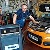 Kfz-Meister Patrick Minzer hat bei der Firma Hofheinz in Bräunlingen die Getriebeöl-Spülmaschine angeschlossen. Sie wird zum Ölwechsel ...