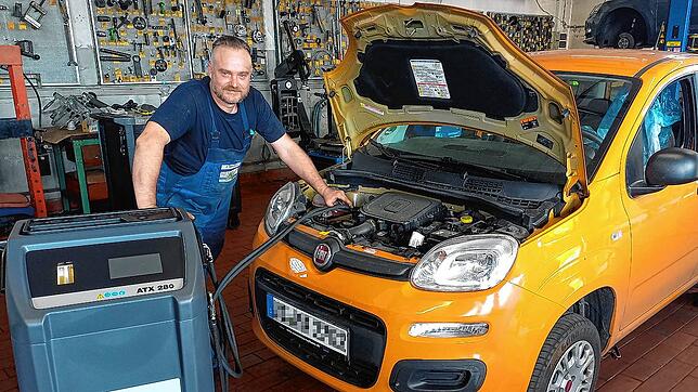 Kfz-Meister Patrick Minzer hat bei der Firma Hofheinz in Bräunlingen die Getriebeöl-Spülmaschine angeschlossen. Sie wird zum Ölwechsel ...