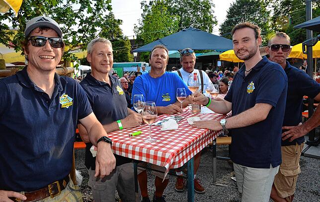 Bild 1: Beim Bermatinger Weinfest wird auch am Samstag gefeiert! Wir haben die besten Bilder – Teil 1