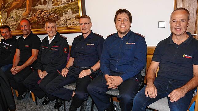 Nach Lächeln ist den Vertretern der Feuerwehr bei der Ratssitzung nicht zu Mute, für das SÜDKURIER-Foto tun sie es aber (von links): ...