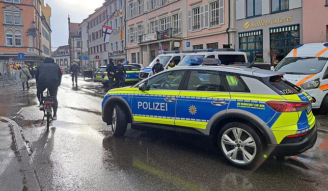 Am Stephansplatz positioniert sich am Schmotzigen Dunschtig die Polizei. Eingreifen müssen sie bis zum Nachmittag nicht.