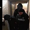 Der Screenshot aus einem Video der italienischen Gendarmerie zeigt Carabinieri, die am frühen Morgen des 09.01.2018 nach einer Razzia ...