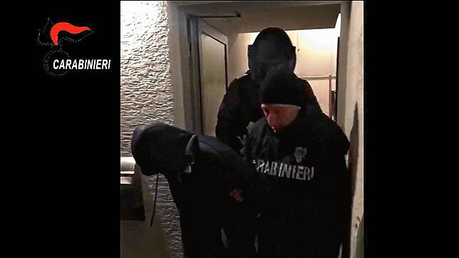 Der Screenshot aus einem Video der italienischen Gendarmerie zeigt Carabinieri, die am frühen Morgen des 09.01.2018 nach einer Razzia ...