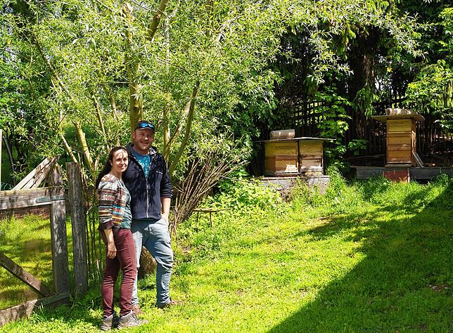 Auch eigene Bienenvölker gehören zum Hof. Daneben helfen die Jugendlichen dem Paar beim Versorgen vieler weiterer tierischer Hofbewohner.