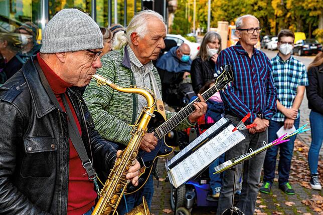 Musikalisch wurde die Verlegung ebenfalls begleitet.