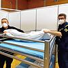 Kreisbrandmeister Peter Schörkhuber (links) und Joachim Rau, stellvertretender Ortsbeauftragter des THW Friedrichshafen, packen in der ...