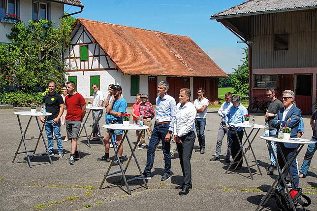 Unter den Gästen waren neben Bürgermeister Frank Amann (rechts) einige Gemeinderäte.