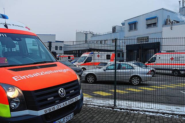 Zahlreiche Rettungswagen stehen bereit, um mögliche weitere Verletzte ins Krankenhaus zu bringen.
