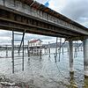 Sehr weit ragen die Steganlagen am Hafen von Bodman derzeit aus dem Wasser. An den Pfeilern lassen sich noch frühere Wasserstände erkennen.