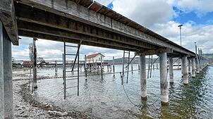 Sehr weit ragen die Steganlagen am Hafen von Bodman derzeit aus dem Wasser. An den Pfeilern lassen sich noch frühere Wasserstände erkennen.
