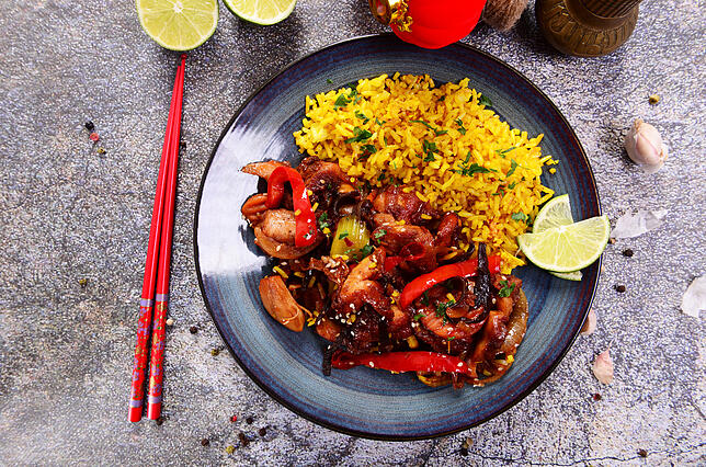 Asia-Freunde lieben kräftige Aromen – wie bei Gai Sa Ot, Hähnchenfleisch mit Chili und Zitronengras.