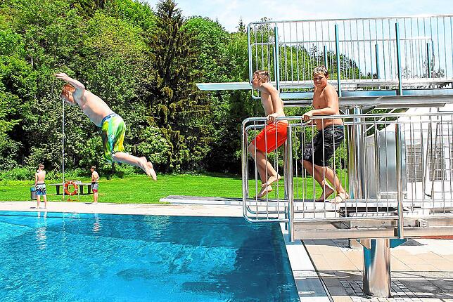 Der Sprungturm steht bei den jungen Besuchern hoch im Kurs. Es müsste wohl geschlossen bleiben, sollte das Panoramabad am 2. Juli öffnen.