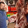 Simon Reiner steht vor Rinderhälften in seinem Schlachtraum. Das Fleisch hängt hier einige Zeit ab, bevor es verarbeitet wird. Montags ...