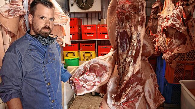 Simon Reiner steht vor Rinderhälften in seinem Schlachtraum. Das Fleisch hängt hier einige Zeit ab, bevor es verarbeitet wird. Montags ...