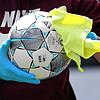Ein Fußball wird vor dem Spiel desinfiziert: Die Sportvereine aus dem Bezirk setzen die Hygienekonzepte konsequent um, beteuern unsere ...