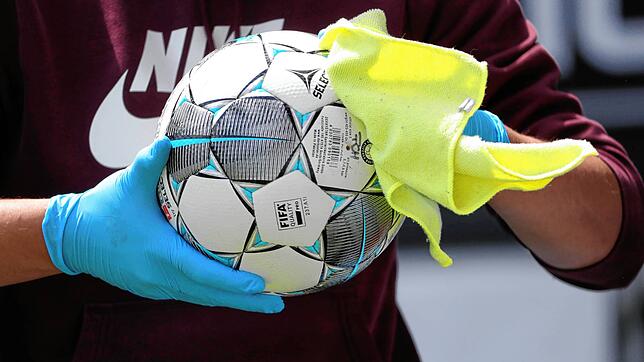 Ein Fußball wird vor dem Spiel desinfiziert: Die Sportvereine aus dem Bezirk setzen die Hygienekonzepte konsequent um, beteuern unsere ...